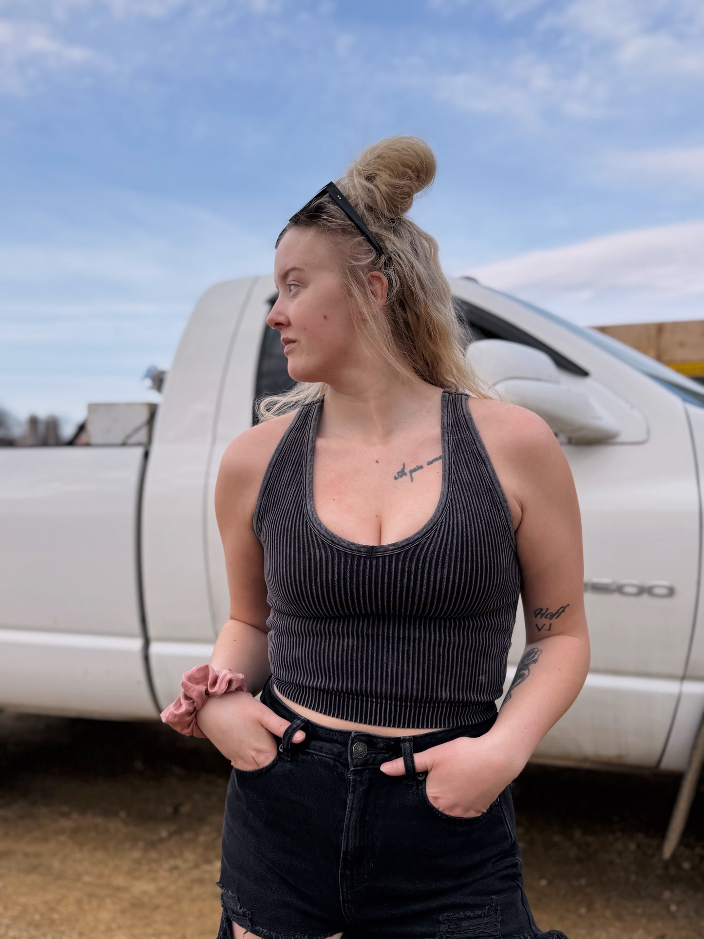 WASHED RIB CROP V-NECK TANK w/ removable bra pad
